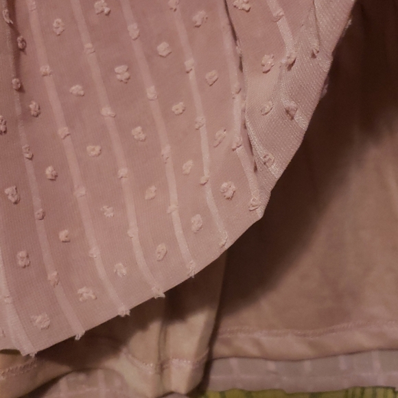 🔥🎉HP🎉😊New boutique Vneck swiss dot blouse - Picture 9 of 10